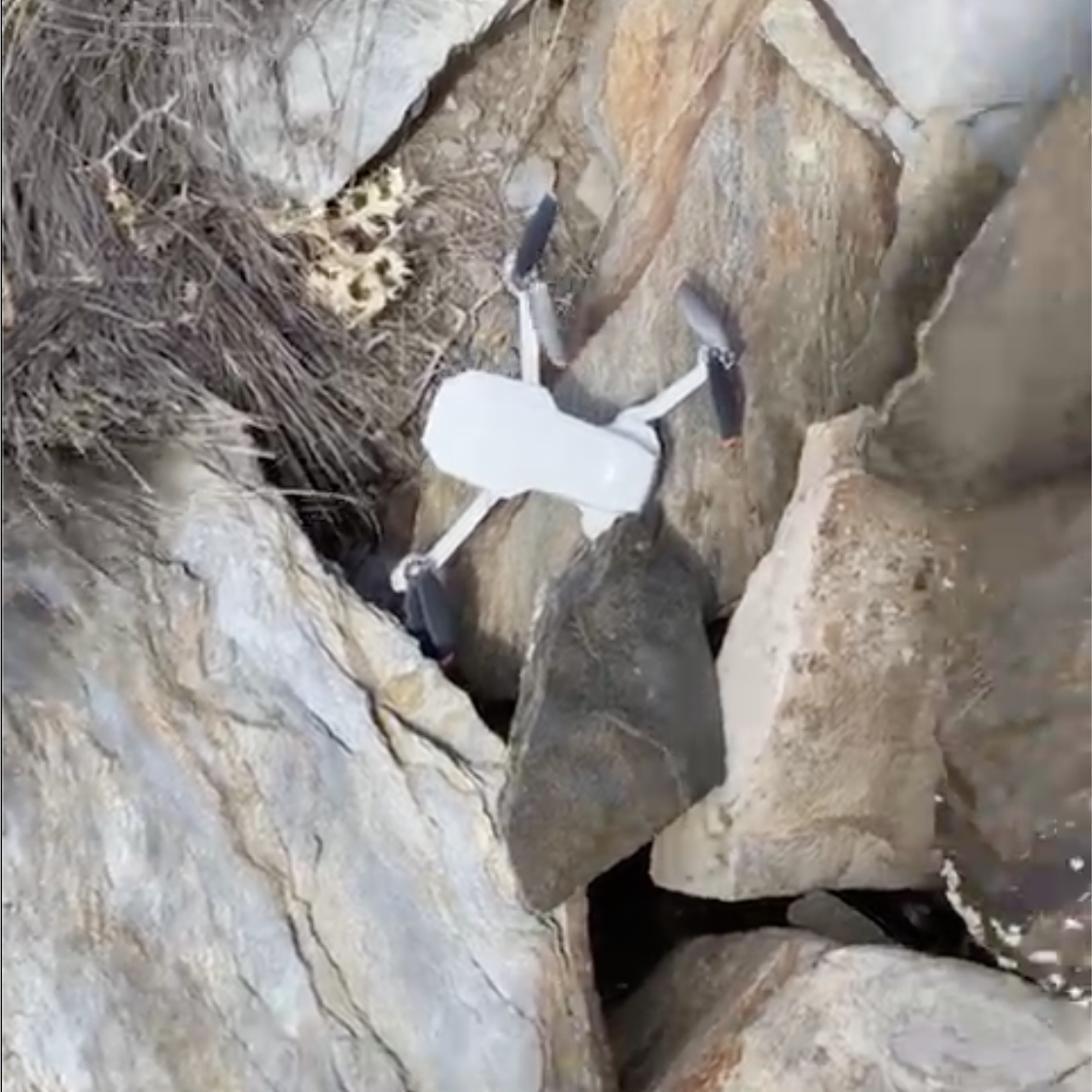Der Schutzpatron der Videofilmer rettete unsere Drohne, indem er sie auf wundersame Weise vor dem Wind rettete und sie unter (!) diesem Felsen platzierte - vollkommen unversehrt. Vielen Dank dafür!